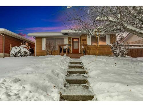 4831 40 Avenue Sw, Calgary, AB - Outdoor