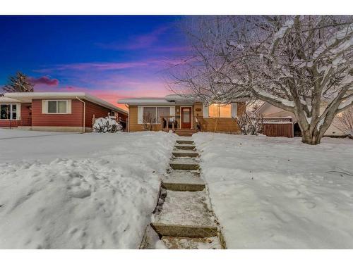 4831 40 Avenue Sw, Calgary, AB - Outdoor With Facade