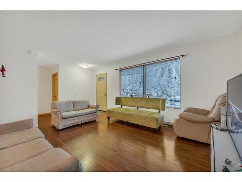 4831 40 Avenue Sw, Calgary, AB - Indoor Photo Showing Living Room