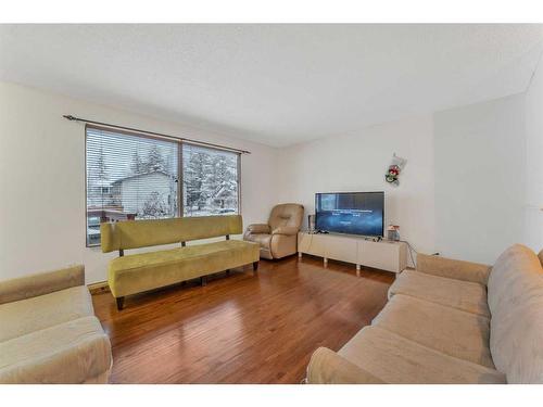 4831 40 Avenue Sw, Calgary, AB - Indoor Photo Showing Living Room