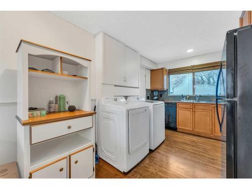 4831 40 Avenue Sw, Calgary, AB - Indoor Photo Showing Laundry Room