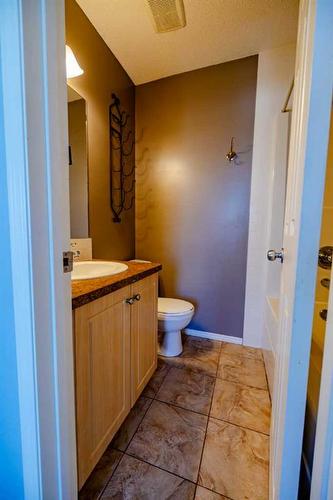 603 Prairie Sound Circle Nw, High River, AB - Indoor Photo Showing Bathroom