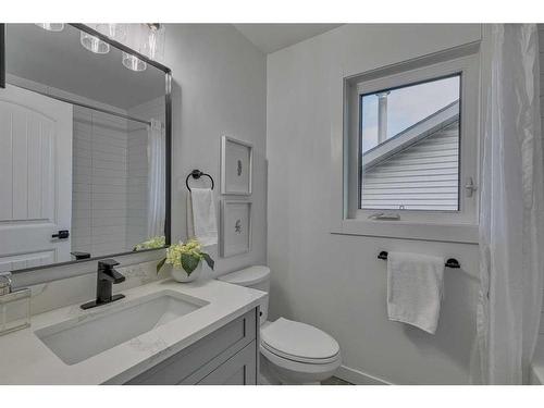 35 Mckinley Road Se, Calgary, AB - Indoor Photo Showing Bathroom