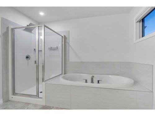 114 Lucas Terrace Nw, Calgary, AB - Indoor Photo Showing Bathroom