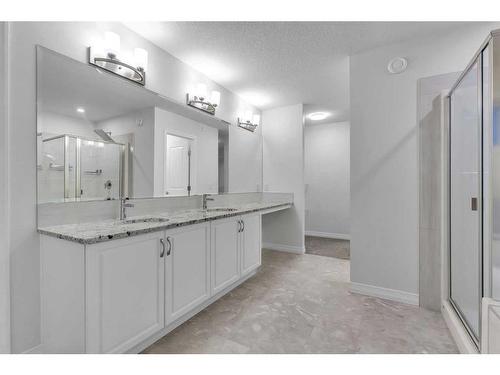 114 Lucas Terrace Nw, Calgary, AB - Indoor Photo Showing Bathroom