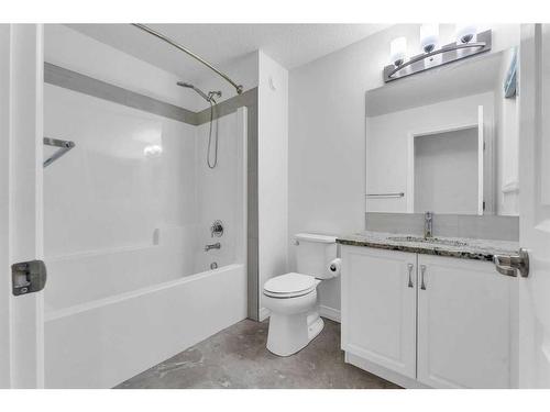 114 Lucas Terrace Nw, Calgary, AB - Indoor Photo Showing Bathroom