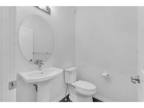 114 Lucas Terrace Nw, Calgary, AB - Indoor Photo Showing Bathroom