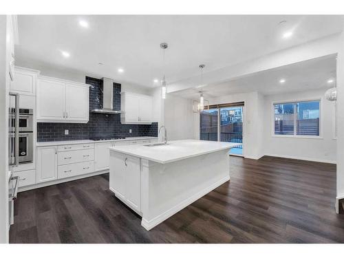 114 Lucas Terrace Nw, Calgary, AB - Indoor Photo Showing Kitchen With Upgraded Kitchen