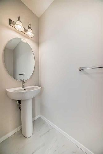 44 Cityline Heath Ne, Calgary, AB - Indoor Photo Showing Bathroom