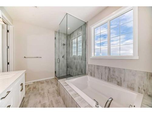 44 Cityline Heath Ne, Calgary, AB - Indoor Photo Showing Bathroom