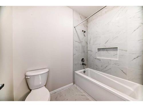 44 Cityline Heath Ne, Calgary, AB - Indoor Photo Showing Bathroom