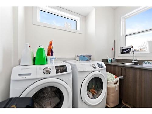 415 6 Street Ne, Calgary, AB - Indoor Photo Showing Kitchen With Upgraded Kitchen