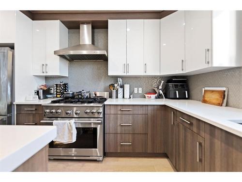 415 6 Street Ne, Calgary, AB - Indoor Photo Showing Kitchen With Upgraded Kitchen