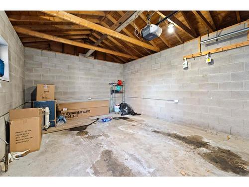 415 6 Street Ne, Calgary, AB - Indoor Photo Showing Garage