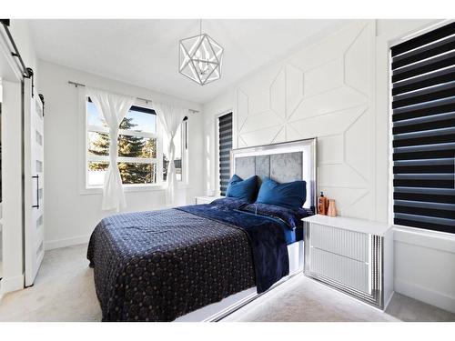 415 6 Street Ne, Calgary, AB - Indoor Photo Showing Bedroom