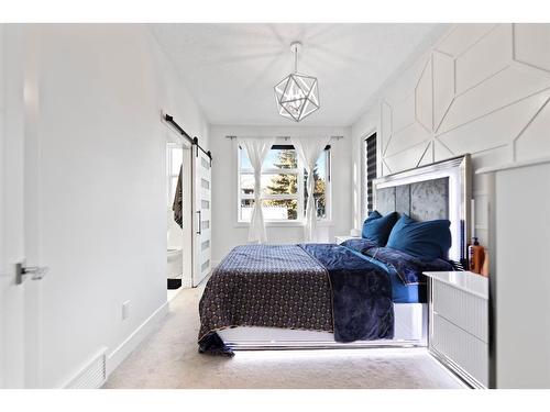 415 6 Street Ne, Calgary, AB - Indoor Photo Showing Bedroom