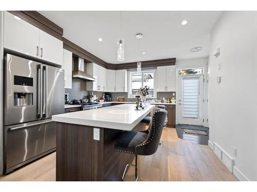 415 6 Street Ne, Calgary, AB - Indoor Photo Showing Kitchen With Upgraded Kitchen