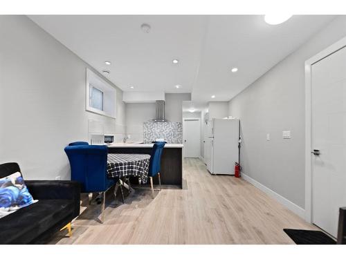 415 6 Street Ne, Calgary, AB - Indoor Photo Showing Bedroom