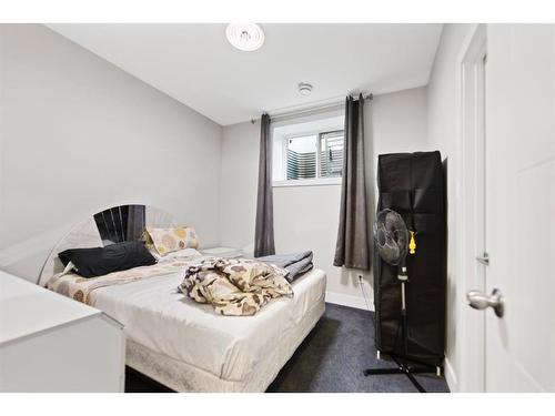 415 6 Street Ne, Calgary, AB - Indoor Photo Showing Bedroom