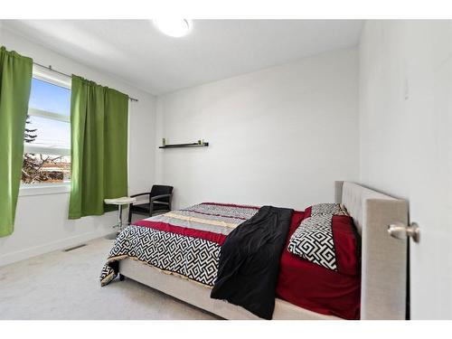 415 6 Street Ne, Calgary, AB - Indoor Photo Showing Bedroom