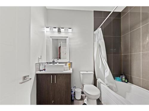 415 6 Street Ne, Calgary, AB - Indoor Photo Showing Bathroom