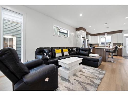 415 6 Street Ne, Calgary, AB - Indoor Photo Showing Living Room