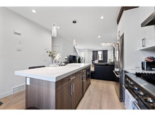 415 6 Street Ne, Calgary, AB - Indoor Photo Showing Kitchen With Upgraded Kitchen