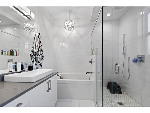 415 6 Street Ne, Calgary, AB - Indoor Photo Showing Bathroom