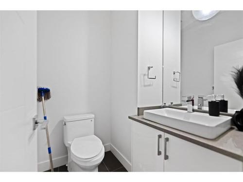 415 6 Street Ne, Calgary, AB - Indoor Photo Showing Bathroom