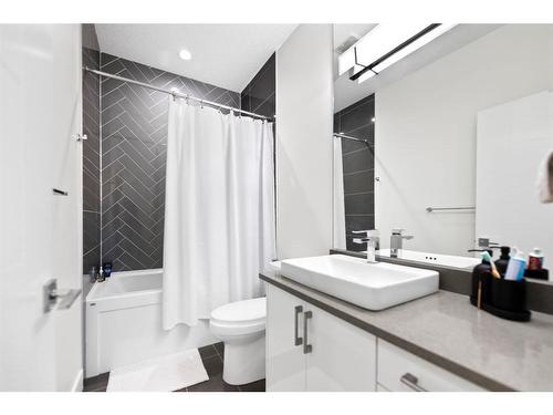 415 6 Street Ne, Calgary, AB - Indoor Photo Showing Bathroom