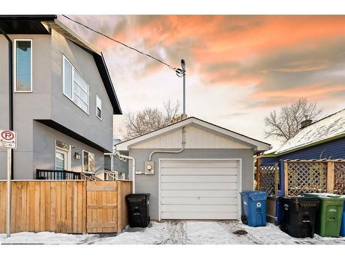 415 6 Street Ne, Calgary, AB - Indoor Photo Showing Living Room