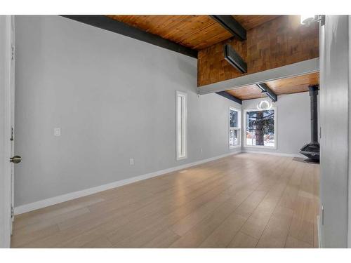 5501 4 Avenue Ne, Calgary, AB - Indoor Photo Showing Other Room