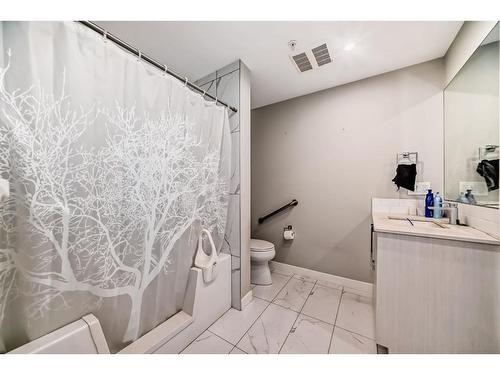 119-383 Smith Street Nw, Calgary, AB - Indoor Photo Showing Bathroom