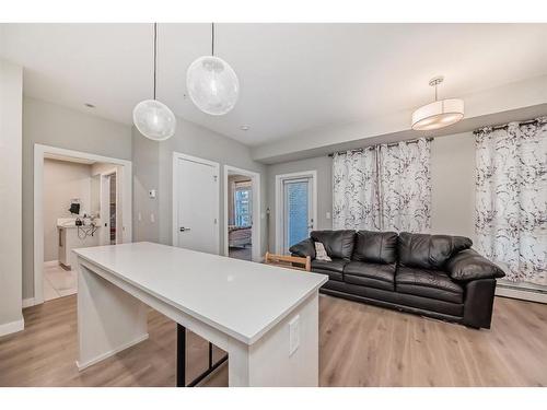 119-383 Smith Street Nw, Calgary, AB - Indoor Photo Showing Living Room