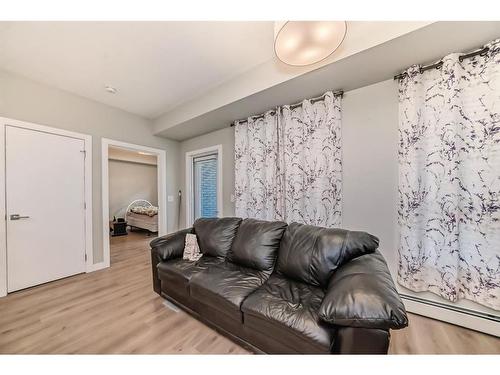 119-383 Smith Street Nw, Calgary, AB - Indoor Photo Showing Living Room