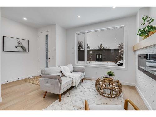 3927 65 Street Nw, Calgary, AB - Indoor Photo Showing Living Room