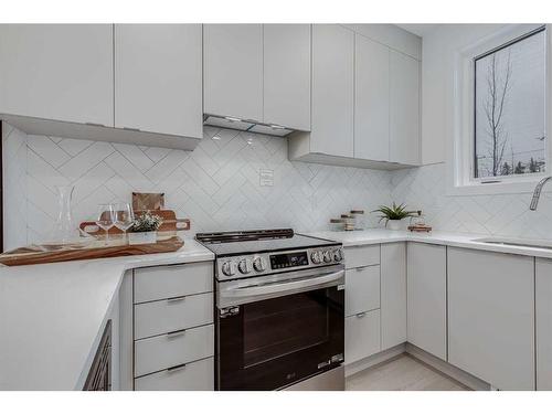 3927 65 Street Nw, Calgary, AB - Indoor Photo Showing Kitchen With Upgraded Kitchen