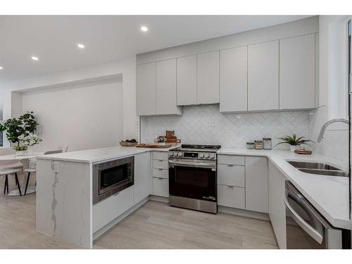 3927 65 Street Nw, Calgary, AB - Indoor Photo Showing Kitchen With Double Sink With Upgraded Kitchen