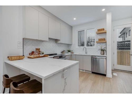 3927 65 Street Nw, Calgary, AB - Indoor Photo Showing Kitchen With Upgraded Kitchen