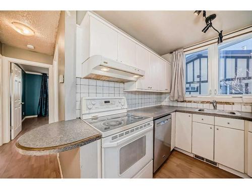 5312 Temple Road Ne, Calgary, AB - Indoor Photo Showing Kitchen