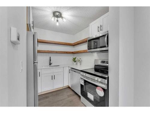 22-5520 1 Avenue Se, Calgary, AB - Indoor Photo Showing Kitchen