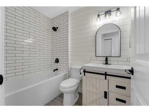 22-5520 1 Avenue Se, Calgary, AB - Indoor Photo Showing Bathroom