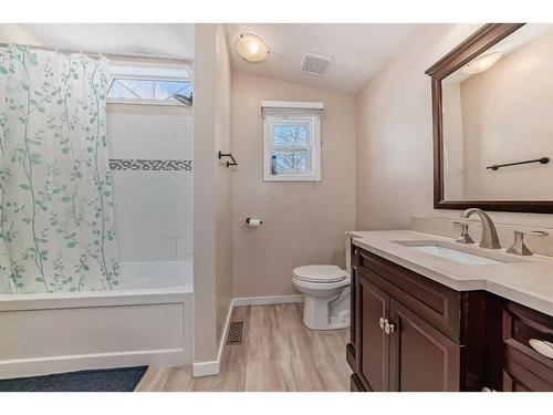 347 Erin Woods Green Se, Calgary, AB - Indoor Photo Showing Bathroom