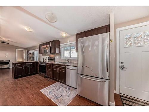 347 Erin Woods Green Se, Calgary, AB - Indoor Photo Showing Kitchen