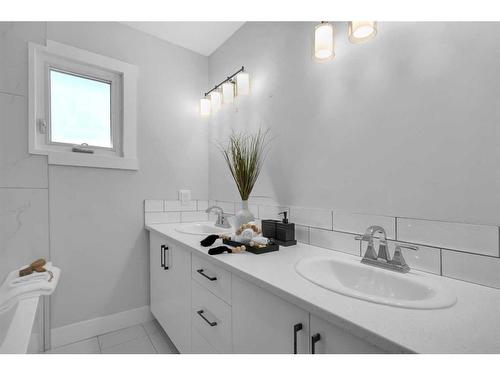 755 Penbrooke Road Se, Calgary, AB - Indoor Photo Showing Bathroom