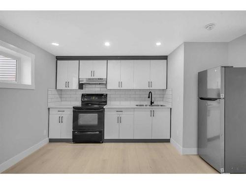 755 Penbrooke Road Se, Calgary, AB - Indoor Photo Showing Kitchen