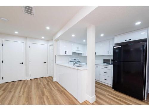 41 Valley Crest Close Nw, Calgary, AB - Indoor Photo Showing Kitchen