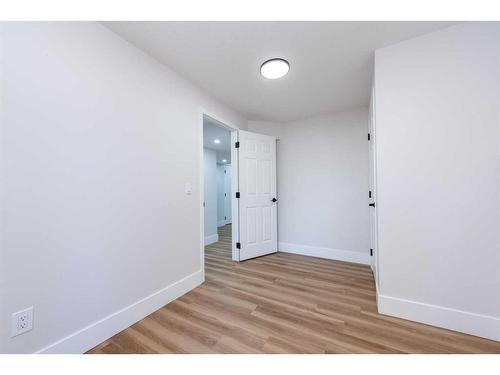 41 Valley Crest Close Nw, Calgary, AB - Indoor Photo Showing Bedroom