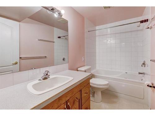 24 Signature Villas Sw, Calgary, AB - Indoor Photo Showing Bathroom