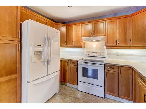 24 Signature Villas Sw, Calgary, AB - Indoor Photo Showing Kitchen